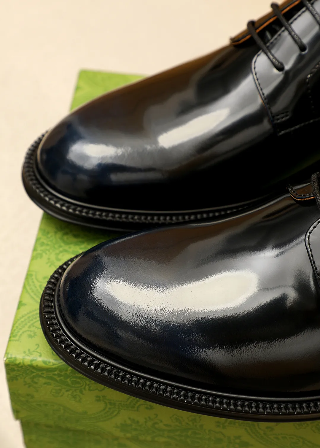 Men's shoes 💰520 💐 Product trademark: GUCCI "Gucci" business leather shoes Regular size: 38-44 (45.46🉑️customized) Product materials: Selected imported first-layer open-edge beaded cowhide leather upper, imported water-dyed cowhide leather lining. Strong three-dimensional visual effect, original outsole Color: 4⃣️colors available